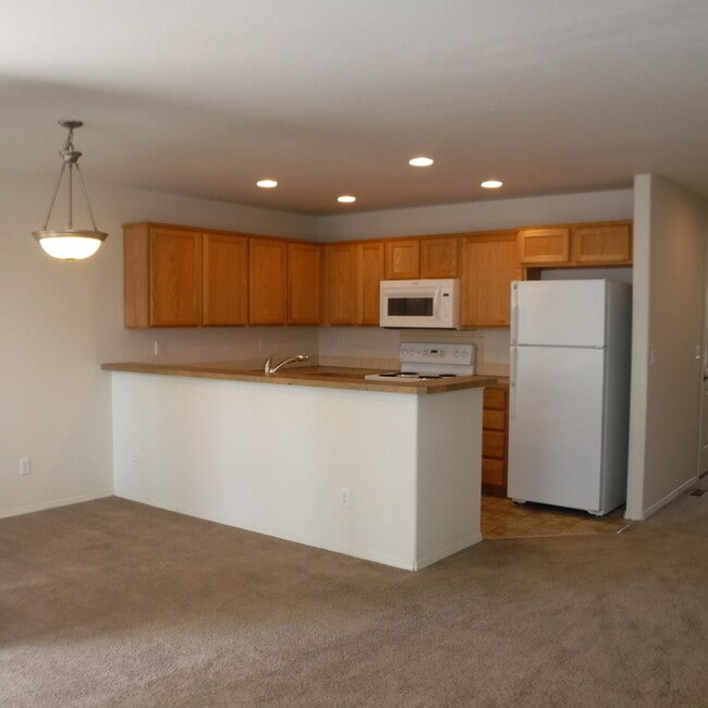 Building Photo - 3 Bed/2.5 Bath Duplex in NE Bend - Nova Loop