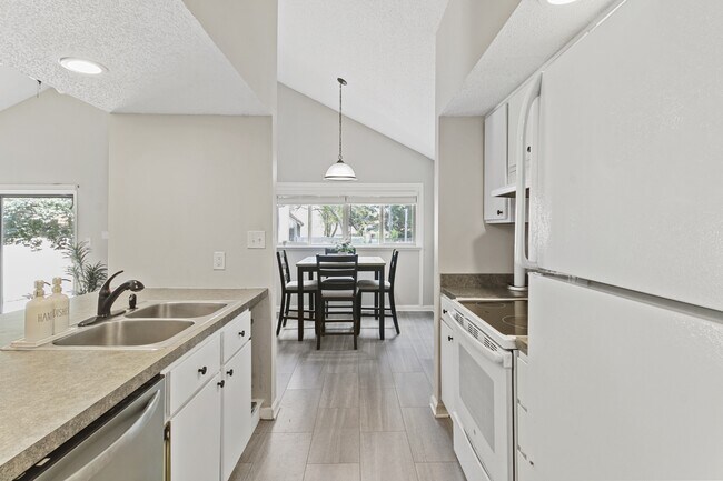 Building Photo - 2304 Melrose Dr