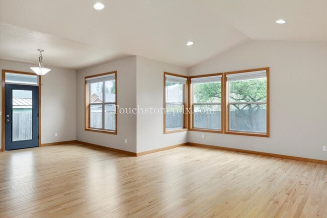 Building Photo - Radiant 3-bedroom Home in Downtown Canby
