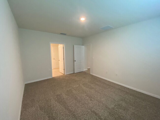 Building Photo - 4 Bedroom 2 Bath home in Oak Leaf Preserve...