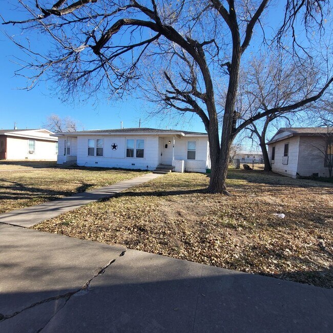Building Photo - 1909 Pecos St