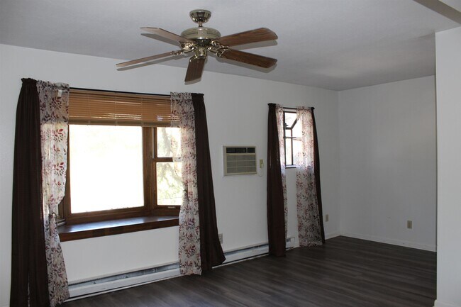 Building Photo - 409 Westwood Dr