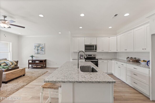 Building Photo - Powell 37849 - 4 Bedroom, 3 bath Condo - Contact Lisa Vineyard and Shannon Russell (865) 216-9334