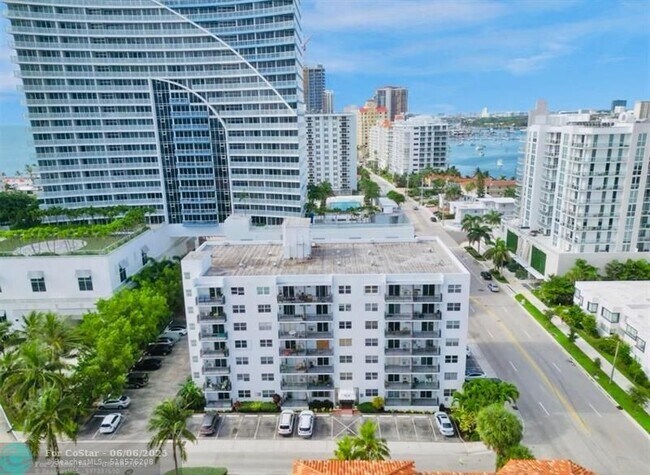 Building Photo - 3000 Riomar St