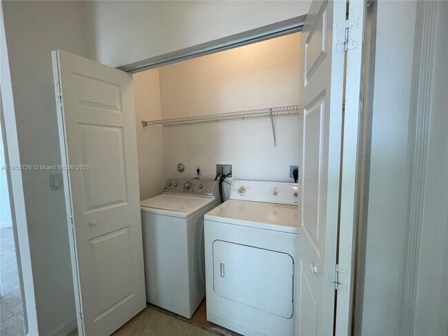 Building Photo - 968 NE 41st Pl