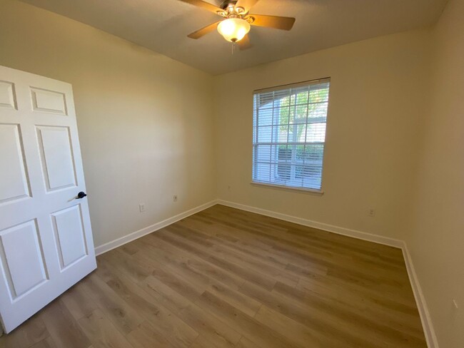 Building Photo - Ground floor condo available now!