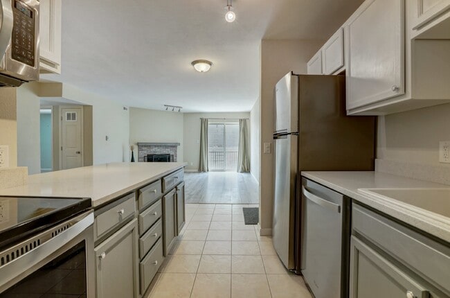 Building Photo - $1,750- 2 Bed 2 Bath Condo in Lakewood wit...