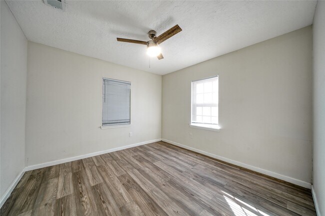 Building Photo - 303 Park St