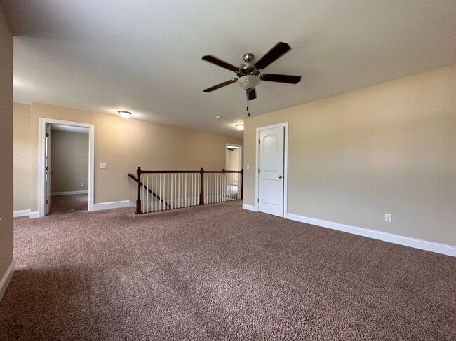 Building Photo - Perfect on Pineflat!