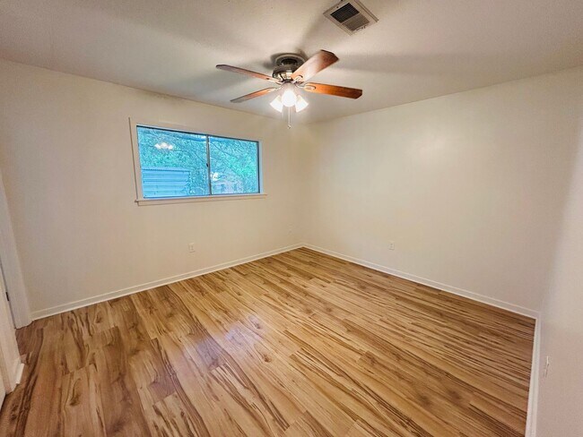 Building Photo - 810 Louis Wilson Dr