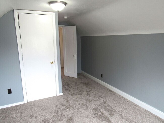 Building Photo - 303-305 11th St SE