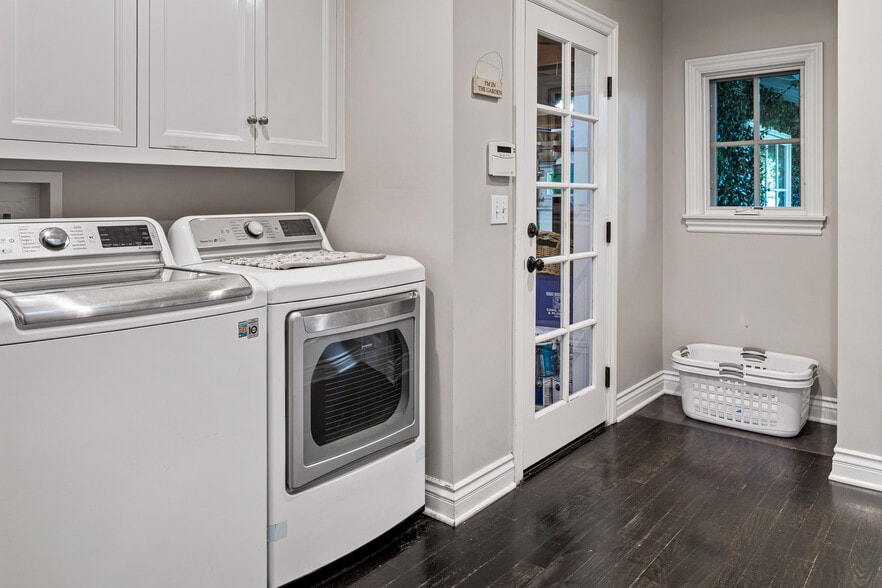 Building Photo - 4537 Agnes Ave