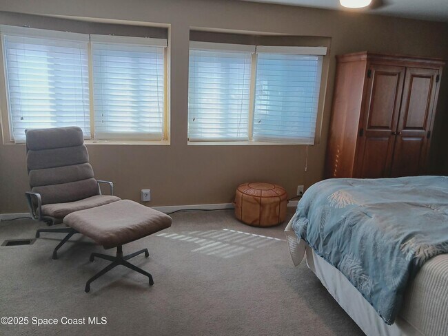 Building Photo - 621 Hyacinth Cir