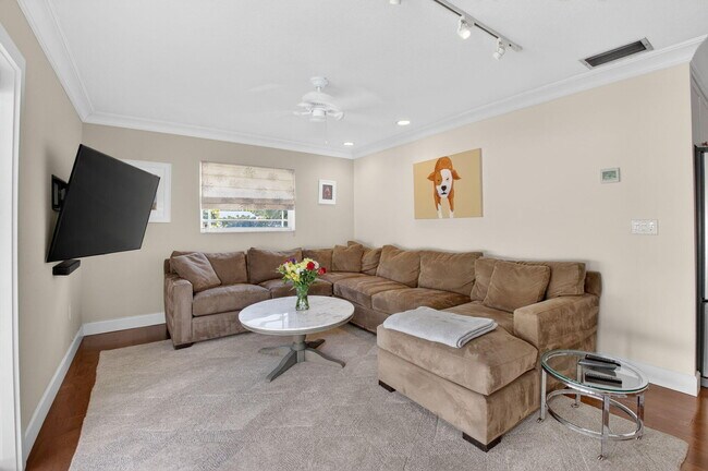 Building Photo - 1010 SW 2nd St