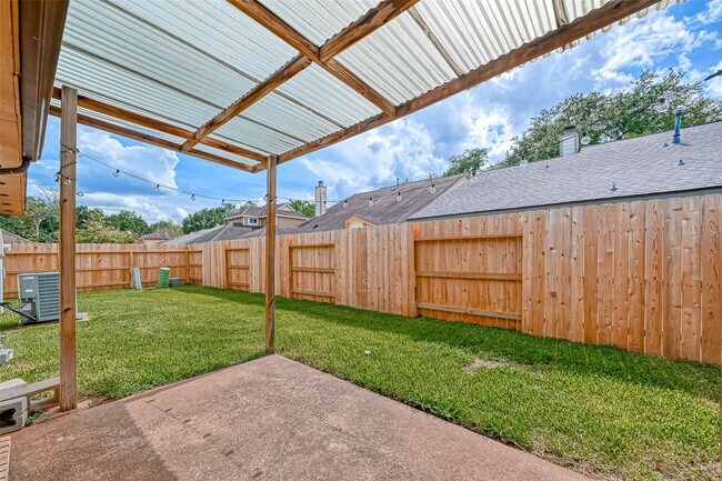 Building Photo - 2102 Creekshire Dr