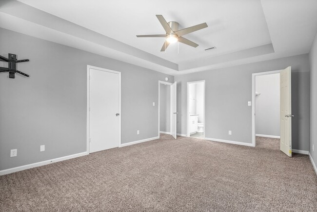 Building Photo - 830 Iris Ln