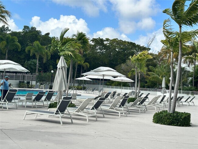 Building Photo - 100 Bayview Dr