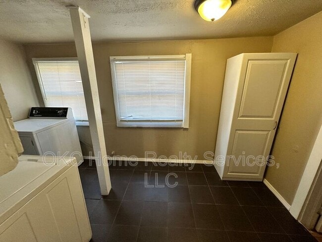 Building Photo - 1715 N Villa Ave