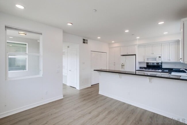 Building Photo - 2978 Beachwood Blf Wy