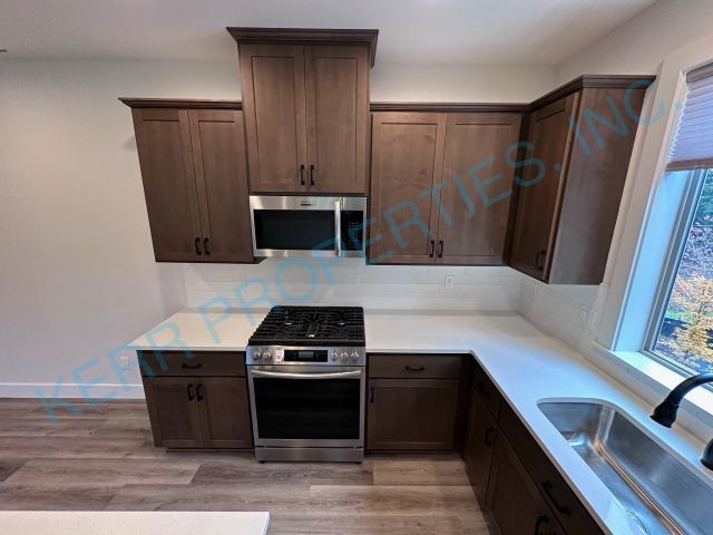 Building Photo - Charming 3-Bed Townhouse Retreat with 2.5 ...