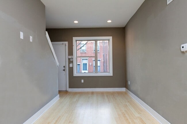 Building Photo - Queen Village Townhome