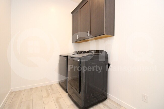 Building Photo - 3871 E Rainbow Dr