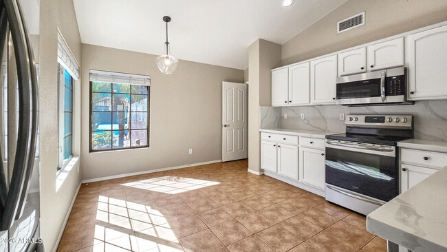 Building Photo - 15690 W Earll Dr