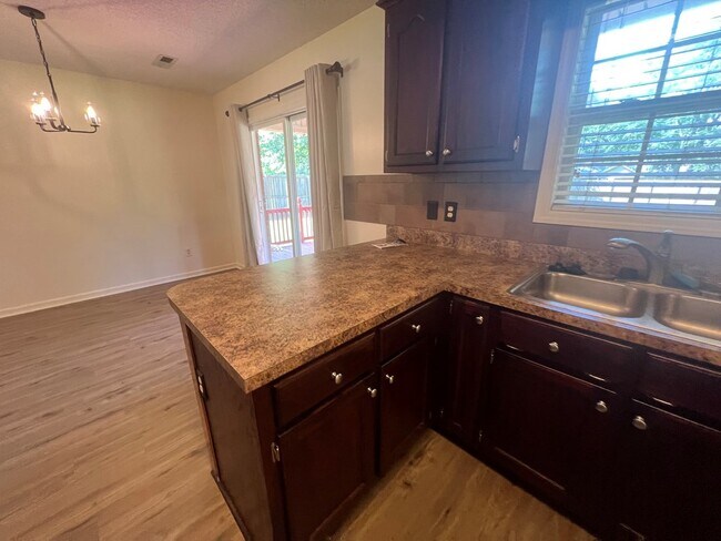 Building Photo - 3290 Valencia Dr