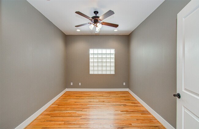 Building Photo - 1034 Dunbar St