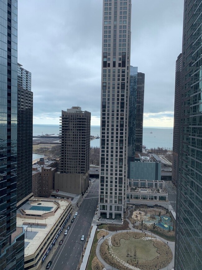 Building Photo - 512 N McClurg Ct