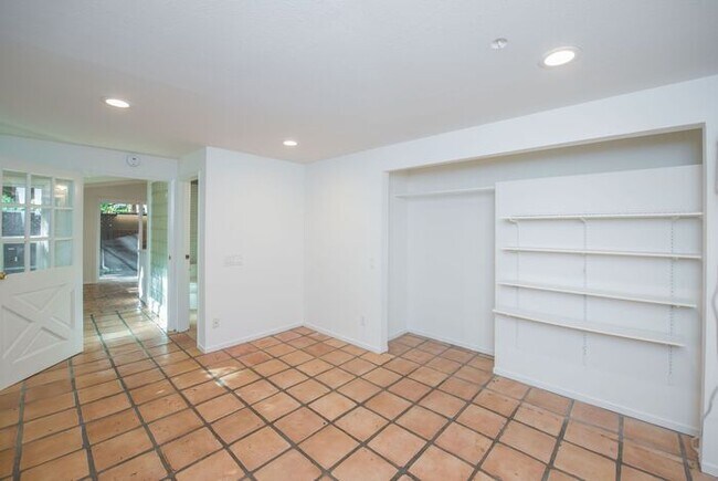 Building Photo - Anaheim Hills