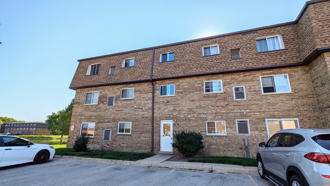 Building Photo - 9463 Bay Colony Dr