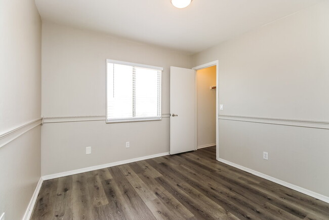 Building Photo - 12824 N Primrose St