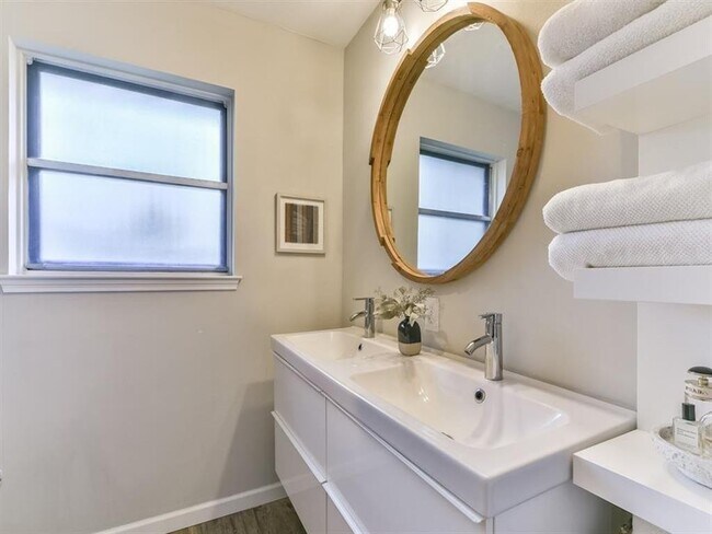 Building Photo - 401 Reta Dr