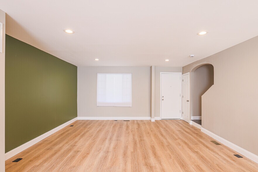 Open concept kitchen and living room - 3825 Rexmere Rd