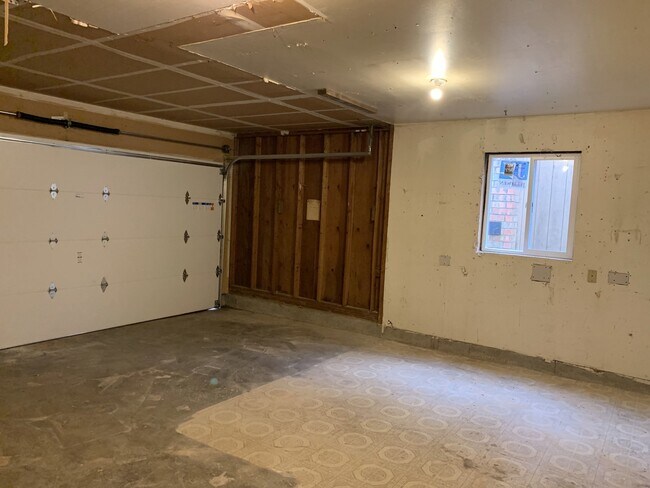 Building Photo - Quiet 4 bedroom two bath home in Aloha