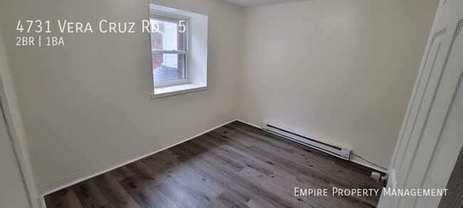 Building Photo - 2nd Floor: 2 Bedroom / 1 Bathroom Apartmen...