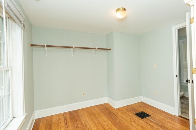 Building Photo - 2 Bed, 2 Bath Farmhouse-Style Home in Kear...
