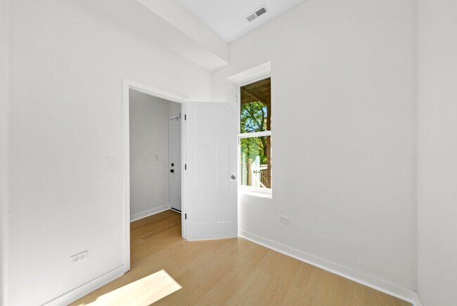 Building Photo - 3037 W Lexington St