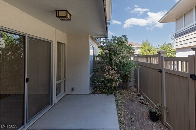 Building Photo - 753 Oakmont Ave