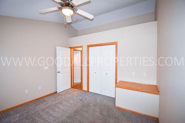 Building Photo - 2 Bedroom, 2 1/2 Bath Townhome in Urbandale with 2-car attached garage