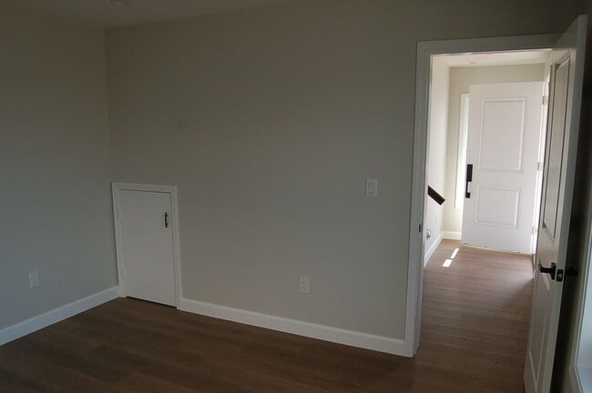 Building Photo - 425 W Duarte Rd