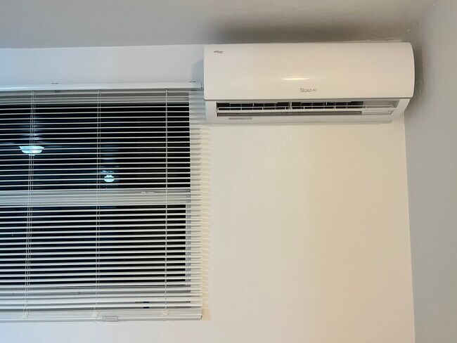 Building Photo - 1300 NE 47th Ct