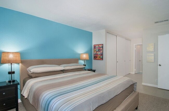 Building Photo - Spacious 2BR/2BA