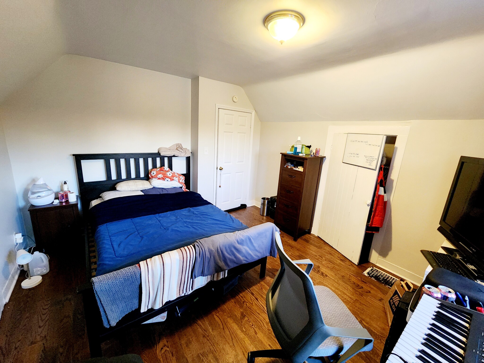 3rd Floor Front Bedroom - 143 Winchester Ave