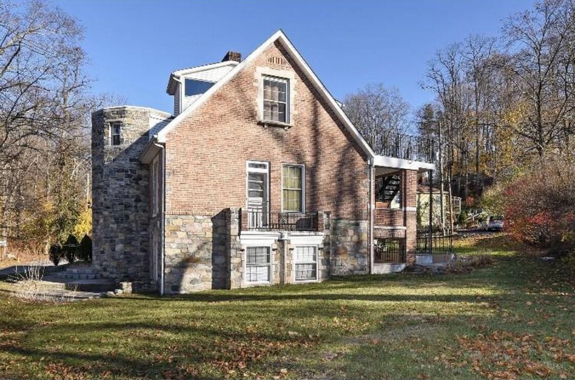Building Photo - 2 Hollowbrook Plz