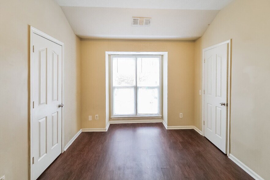 Building Photo - 5351 Ridgemere Ct