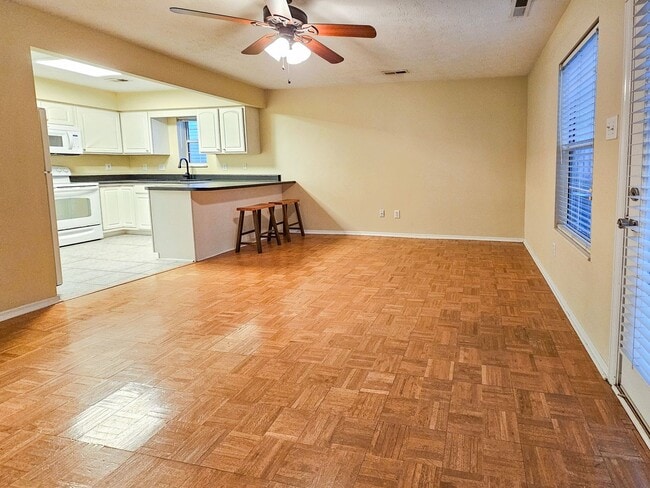 Building Photo - Knoxville 37934 - 3 bed 2.5 bath Condo - Contact Ryan Fogarty 865-333-4840