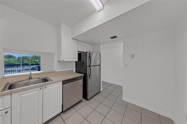 Building Photo - 721 N Pine Island Rd