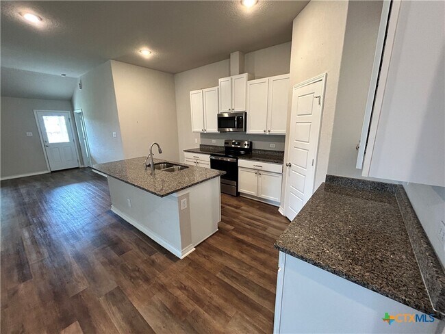 Building Photo - 724 Stonemanor
